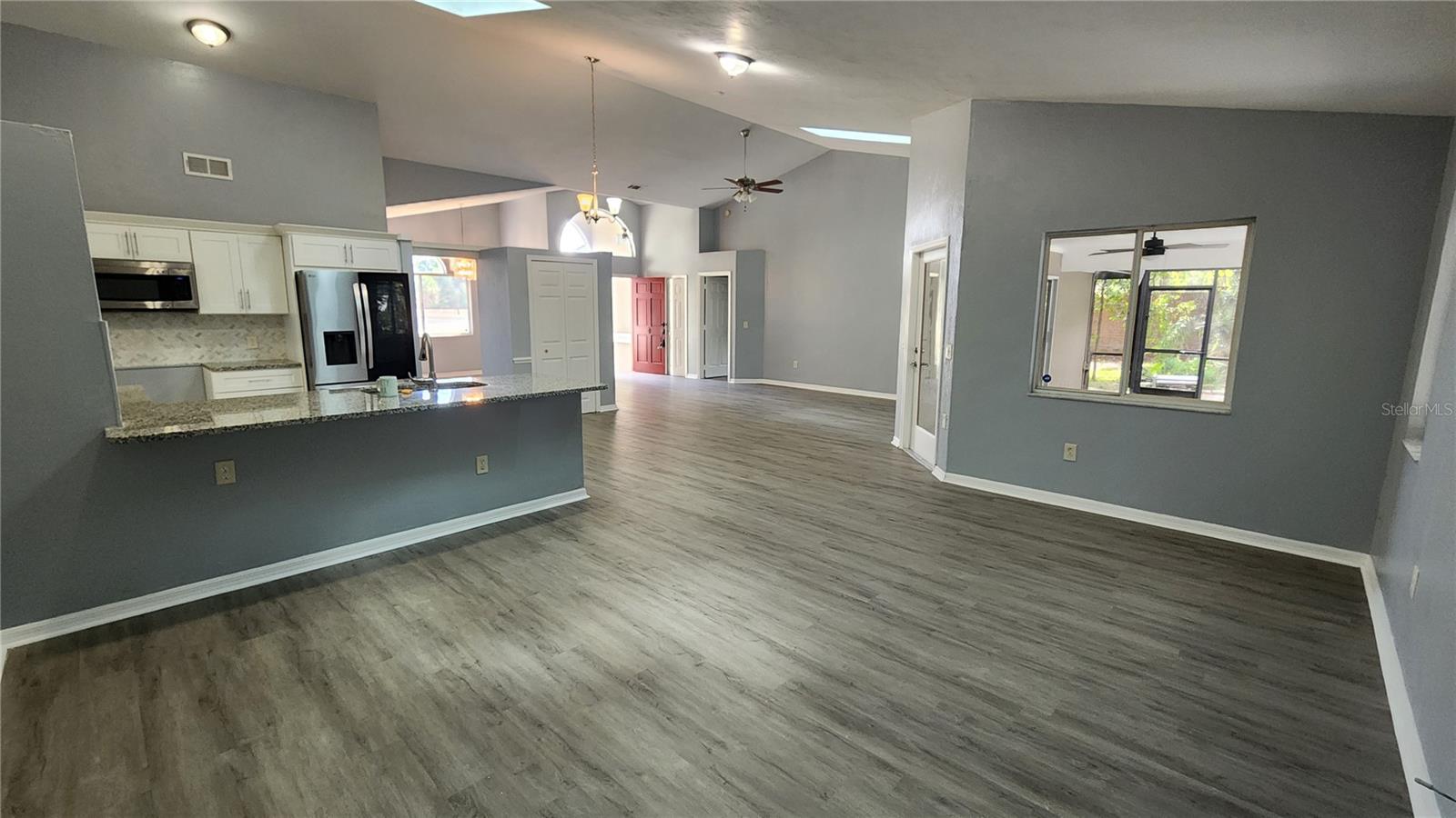 300 SUN OAKS CT — photo 8