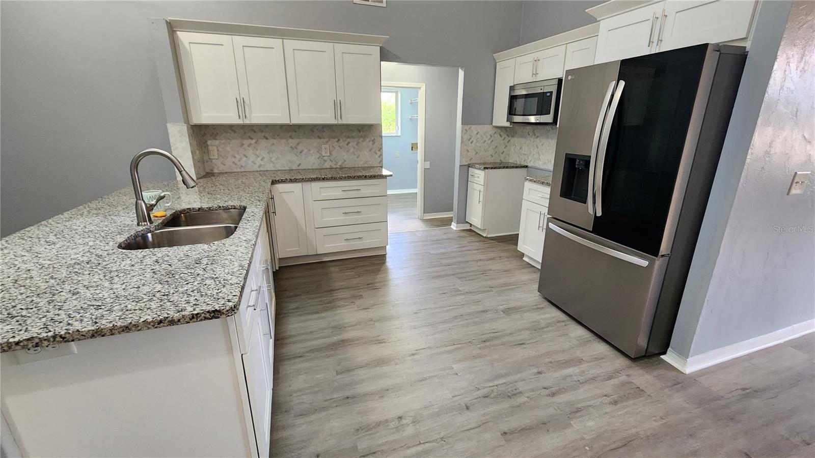 300 SUN OAKS CT — photo 10