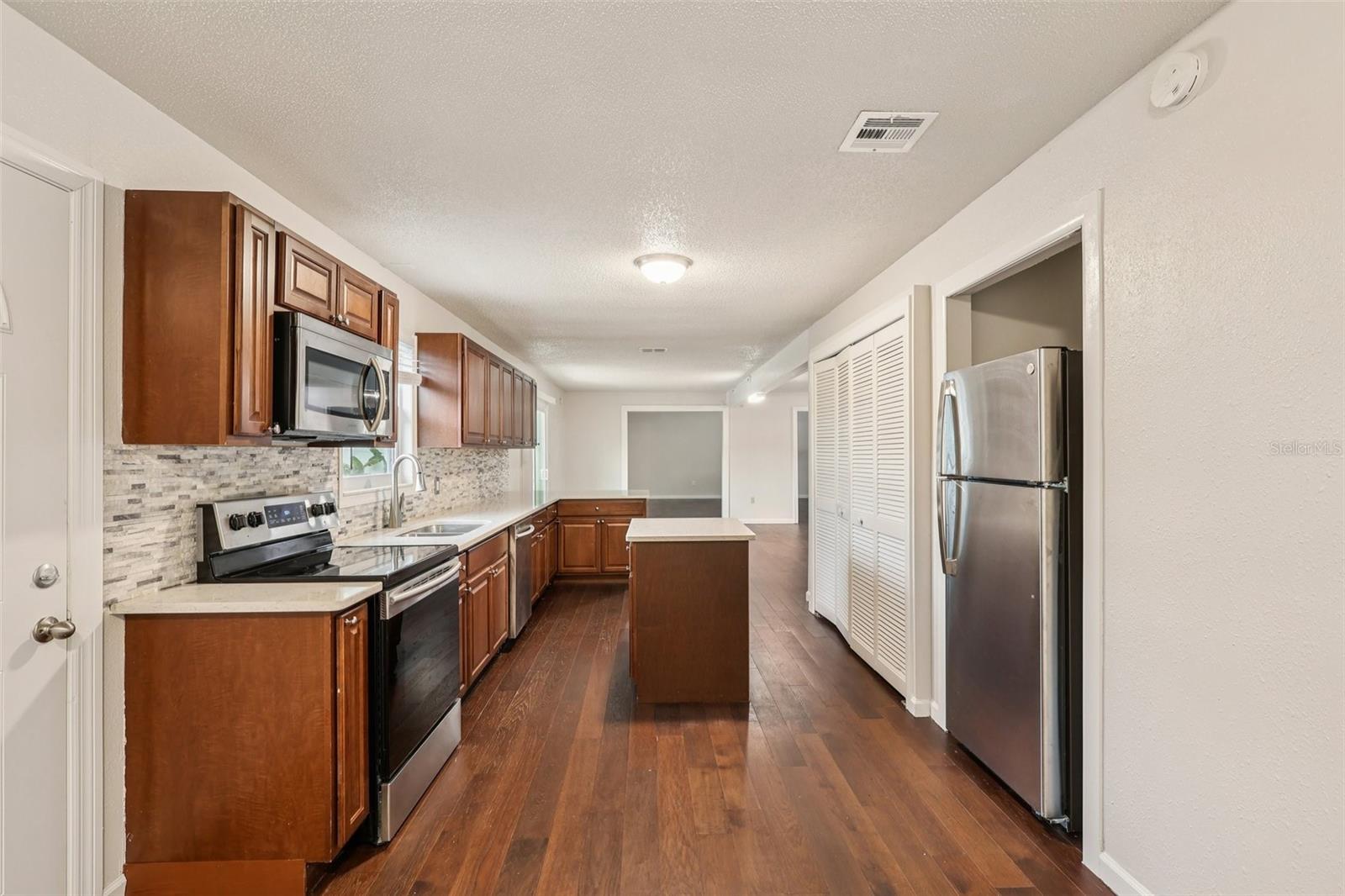 104 HALLMARK CT — photo 3