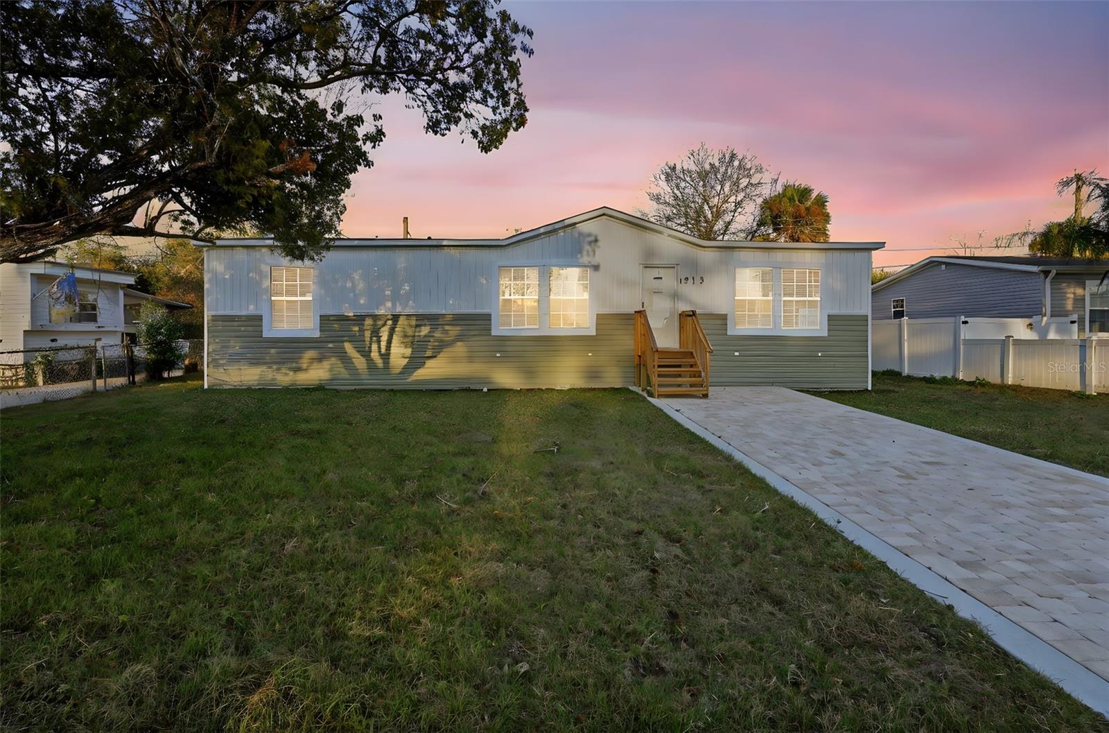 1913 WOODCREST DR — photo 2