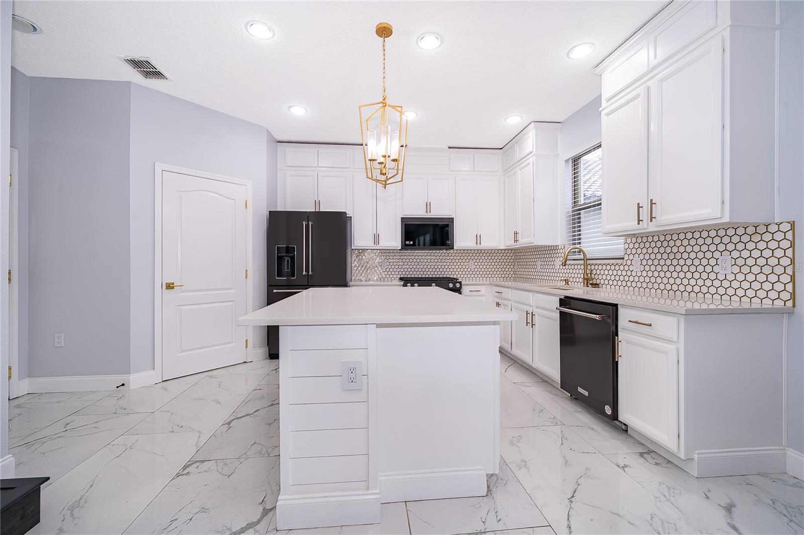 163 ANCONA AVE — photo 6