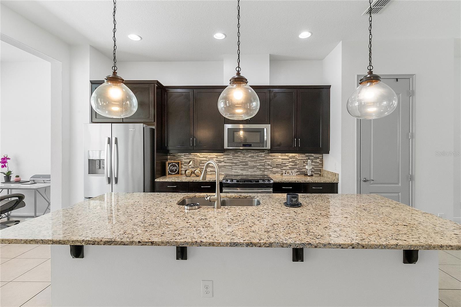 940 LOBELIA DR — photo 2