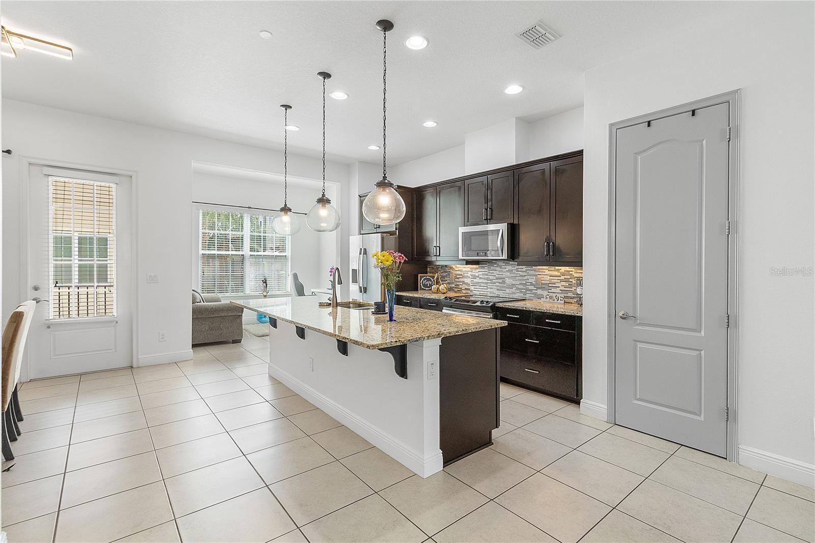 940 LOBELIA DR — photo 3