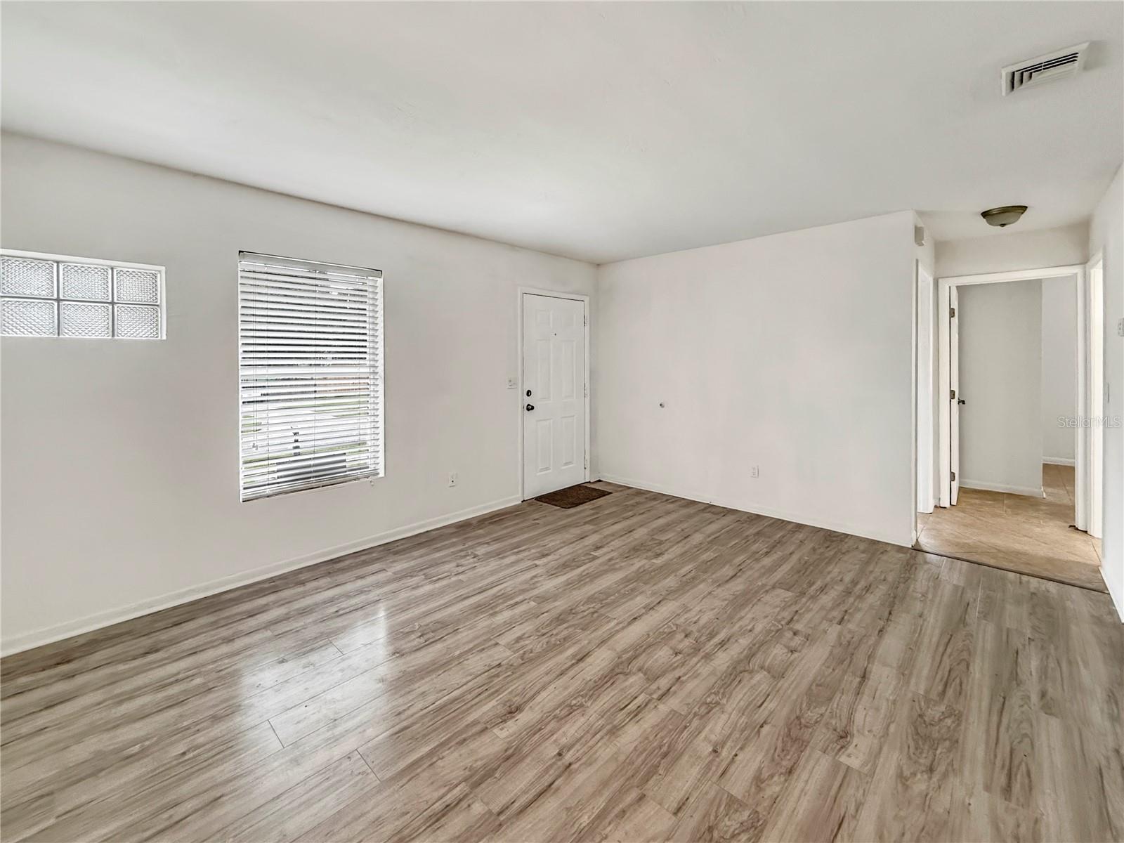 889 W VILLAGE DR — photo 4
