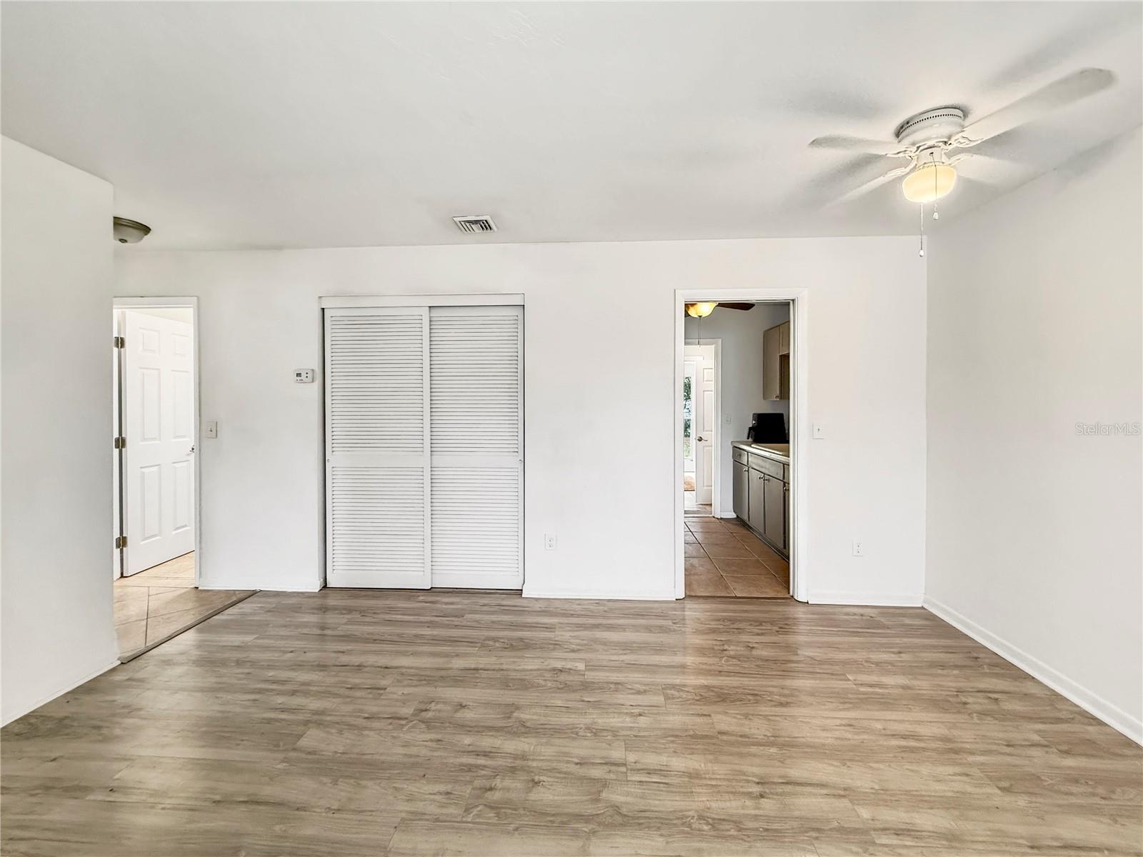 889 W VILLAGE DR — photo 6