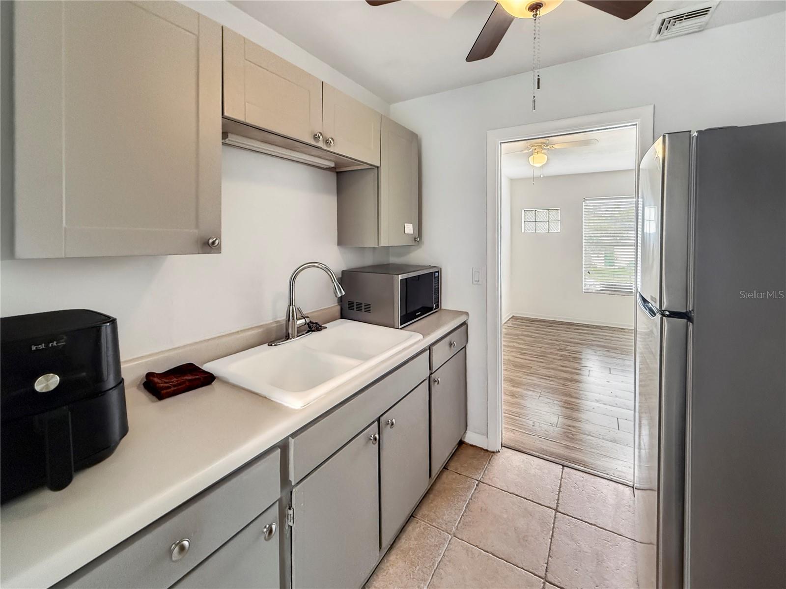 889 W VILLAGE DR — photo 7