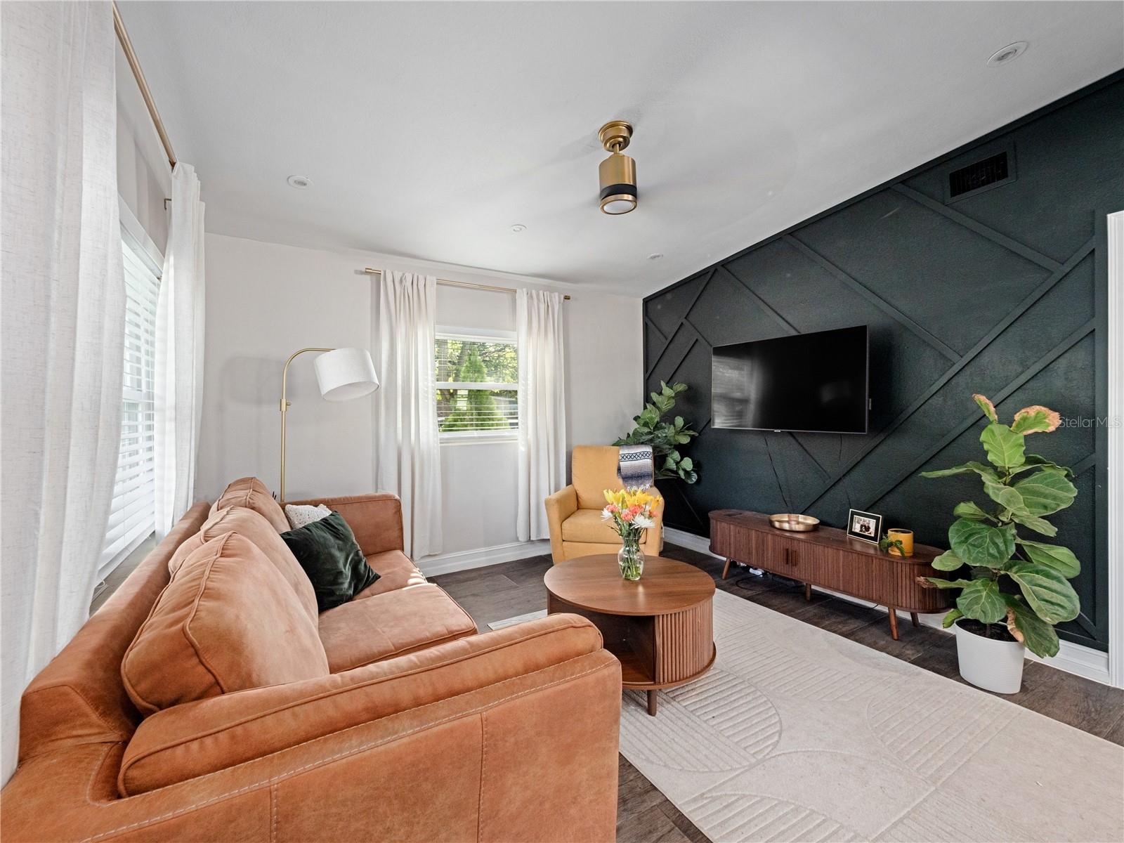 106 E JINKINS CIR — photo 7