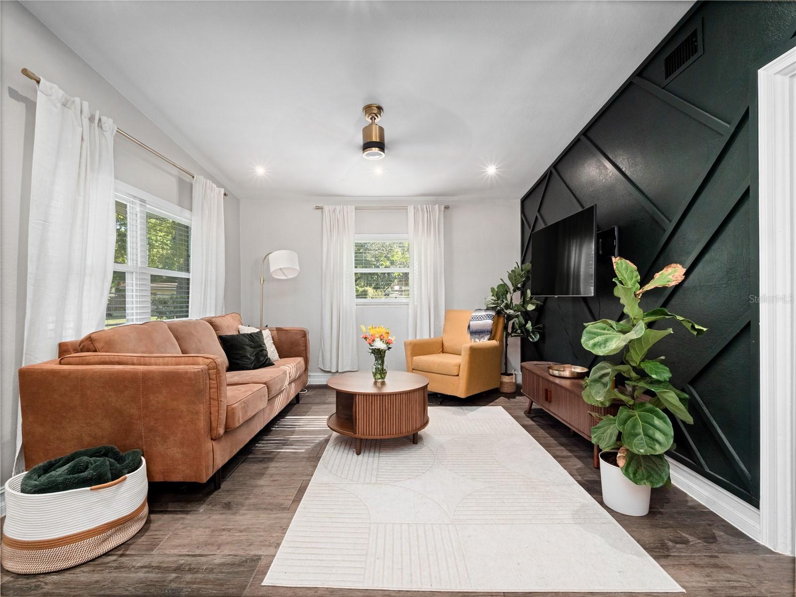 106 E JINKINS CIR — photo 8