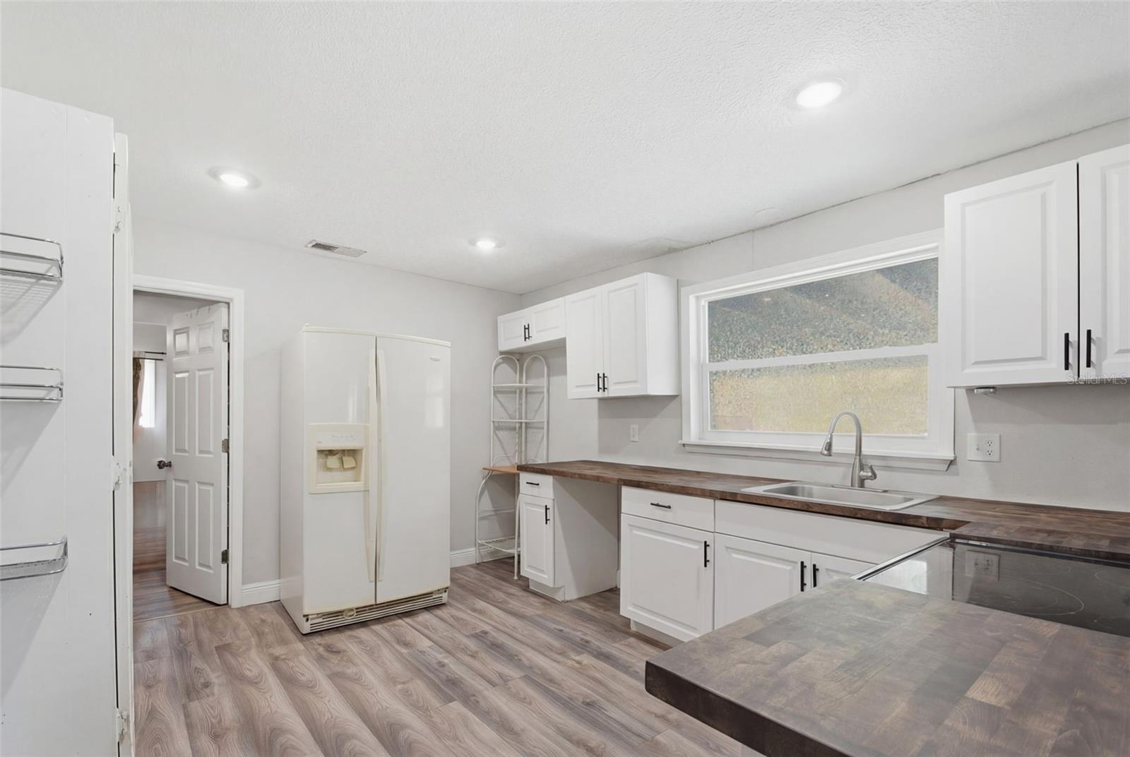 1406 W 15TH ST — photo 7