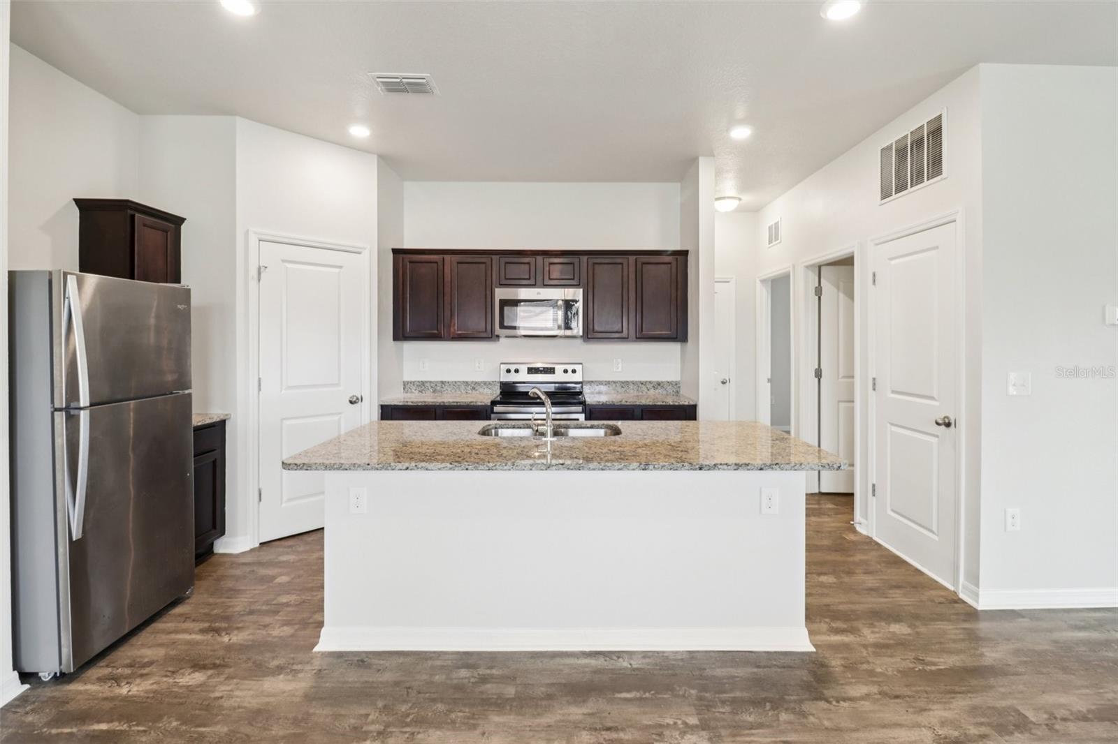 3098 NEVERLAND DR — photo 10