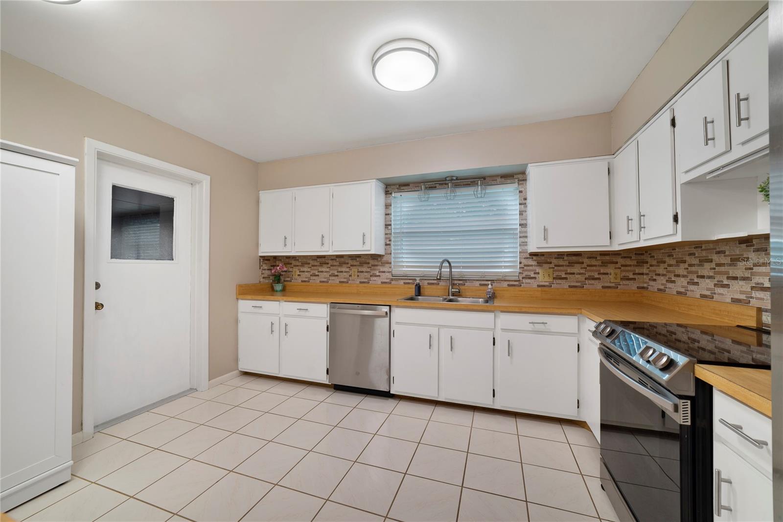 146 MAYFAIR CT — photo 3