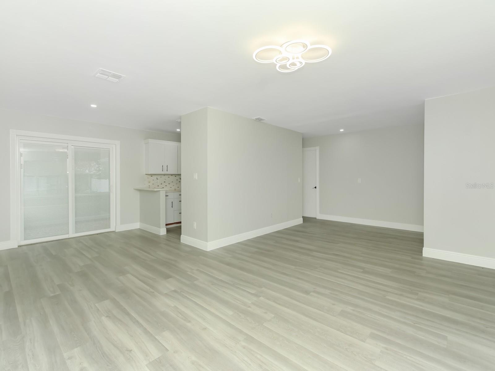 919 SYLVIA DR — photo 11