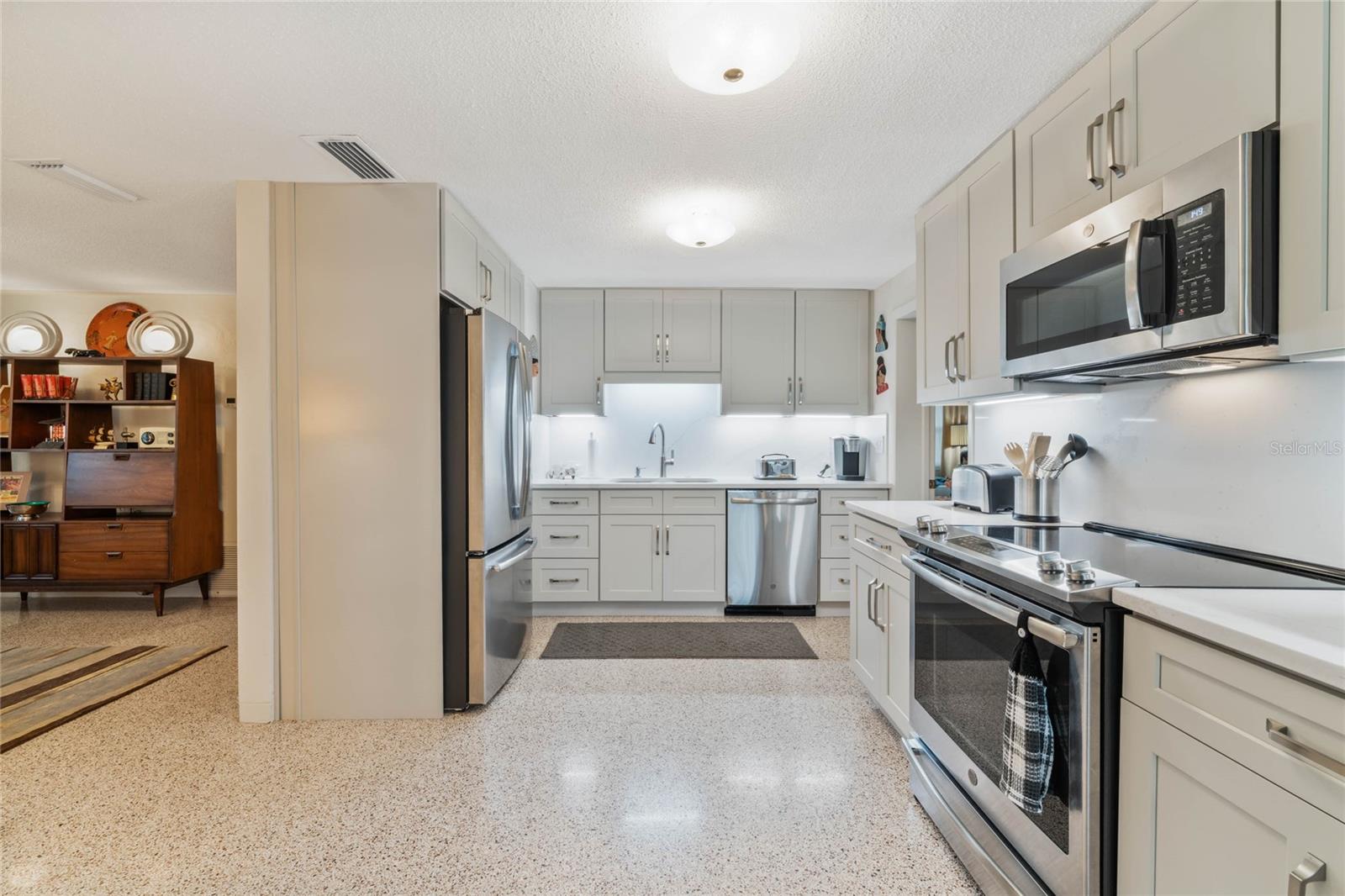 809 E 15TH AVE — photo 11