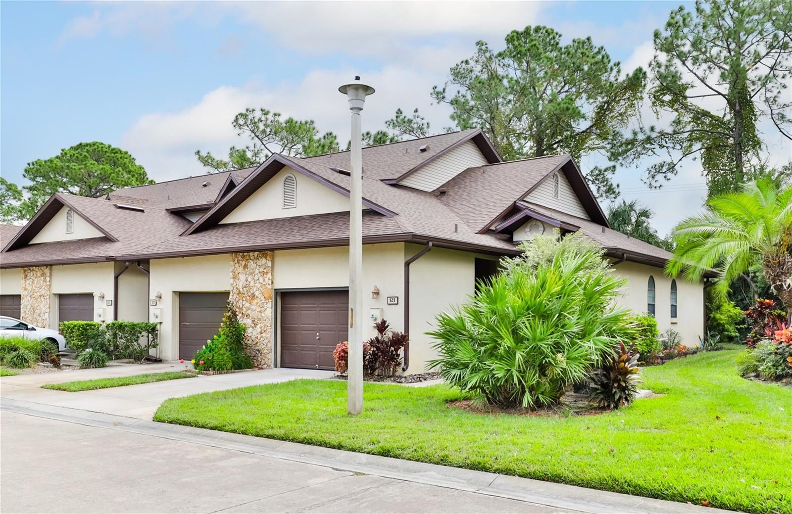 121 DOVECOTE LN — photo 3