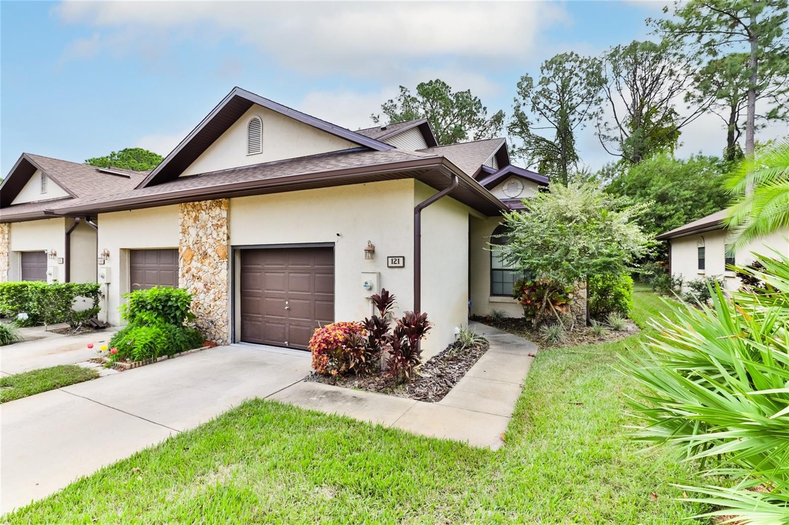 121 DOVECOTE LN — photo 4