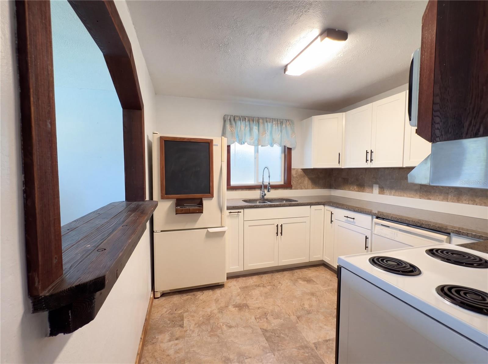 1385 BENDER AVE — photo 2