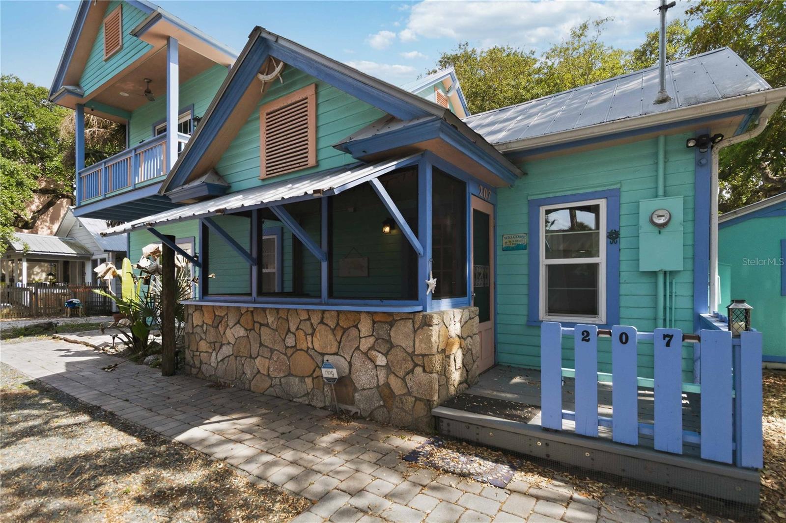 207 ESTHER ST — photo 3