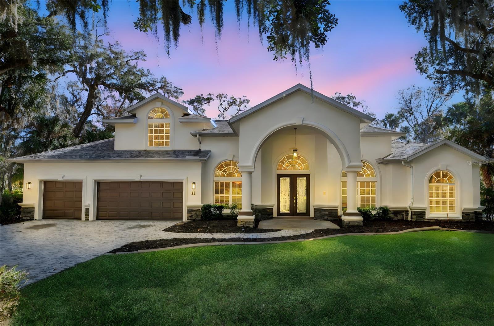 11 CYPRESS HOLLOW LN