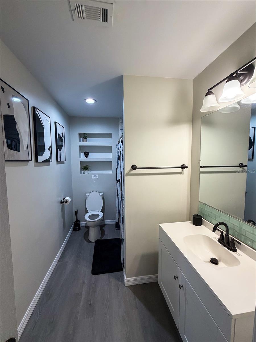 370 HAND AVE — photo 2