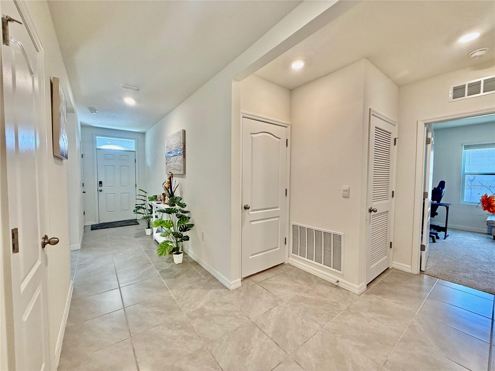 2033 E GLORIA DR — photo 4