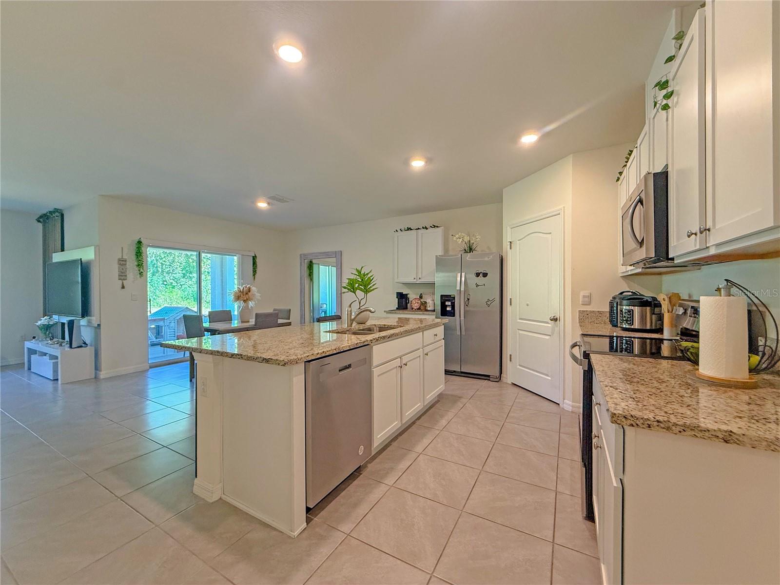 2033 E GLORIA DR — photo 6