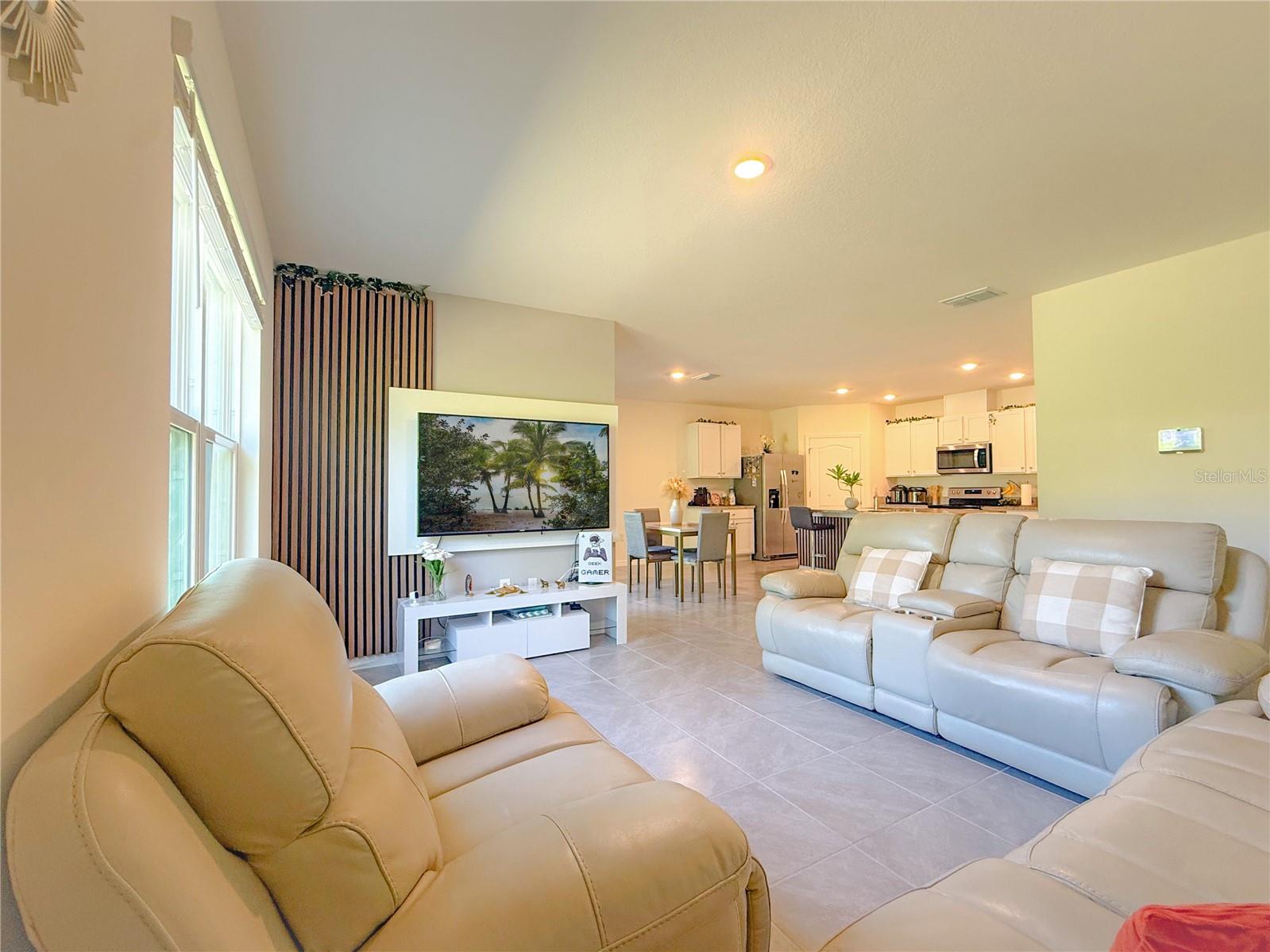 2033 E GLORIA DR — photo 8
