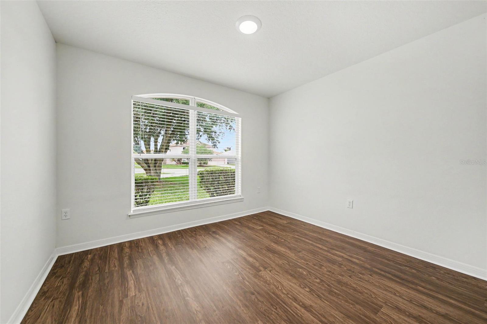 332 MCKAY BLVD — photo 8