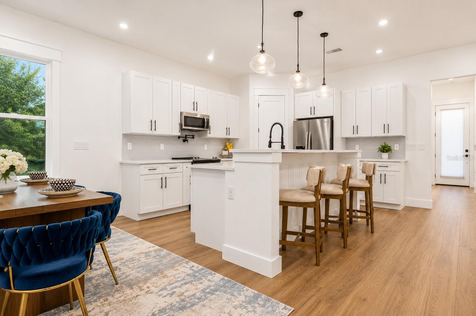 1835 ROOSEVELT AVE — photo 3