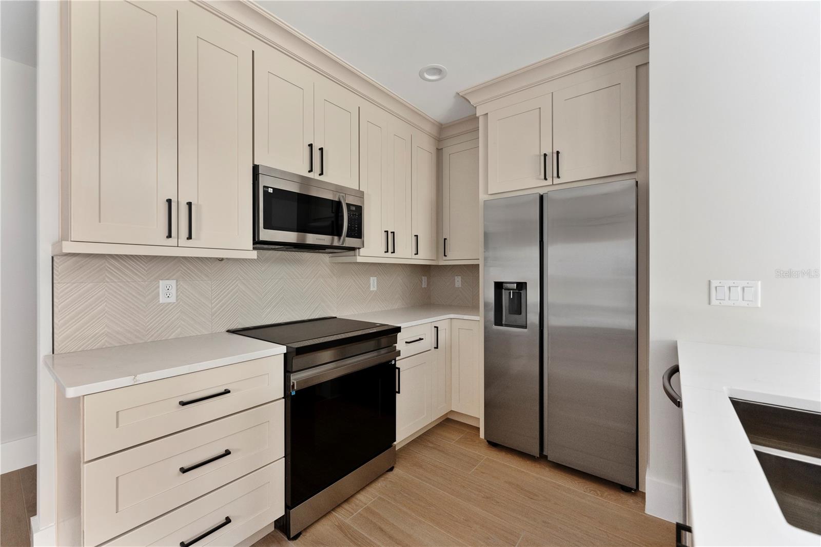 457 RIVERVIEW AVE — photo 8