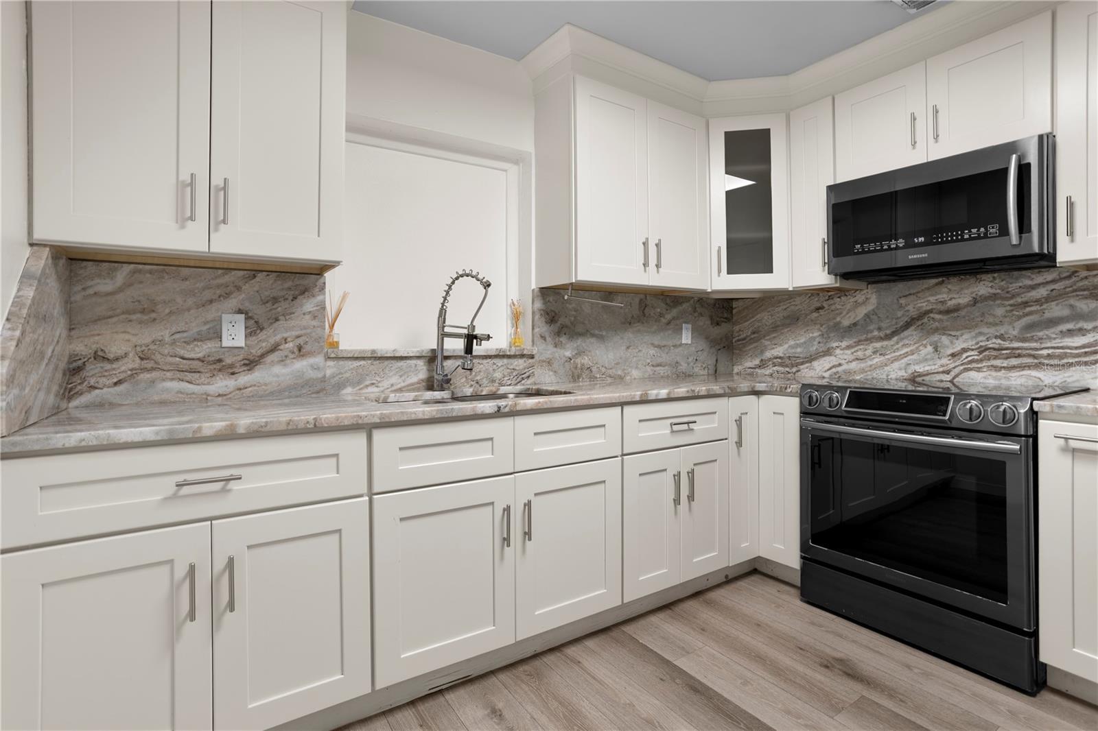 2412 GRANDVIEW AVE — photo 11