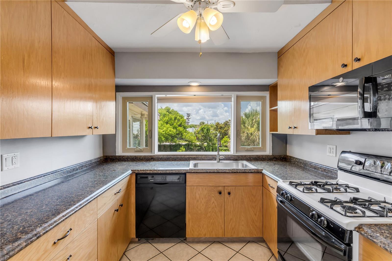 516 WISTERIA RD — photo 12