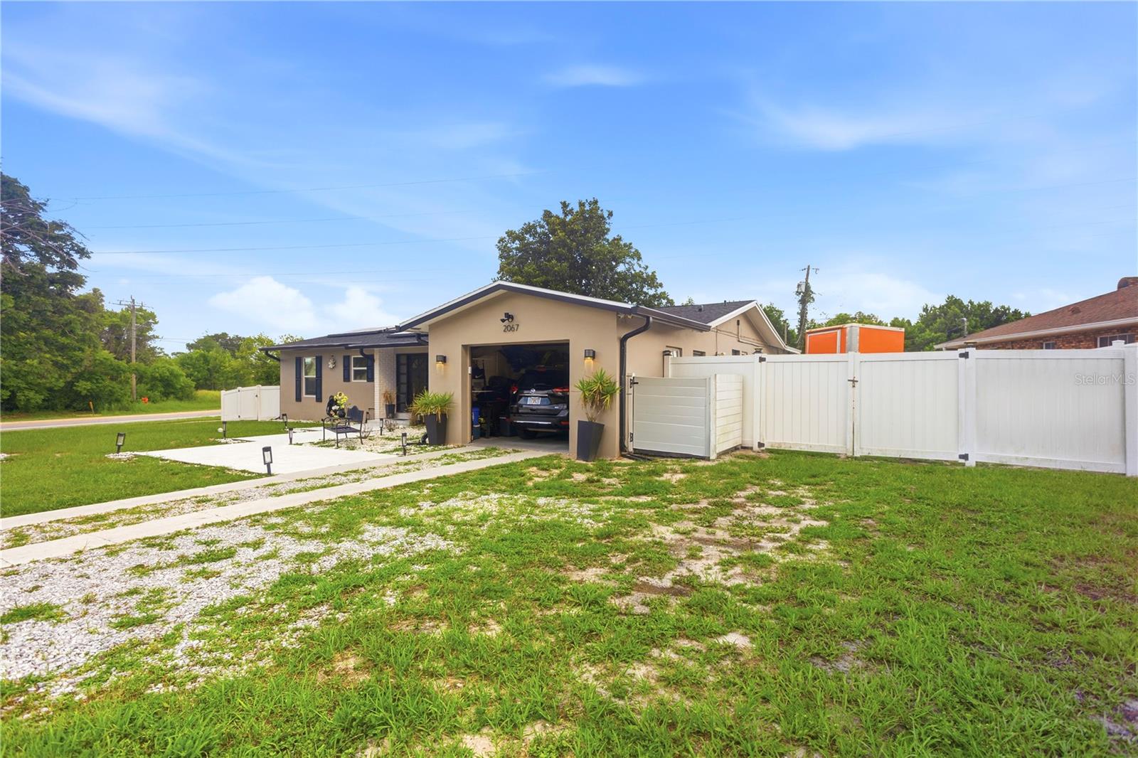 2067 E BARLINGTON DR — photo 11