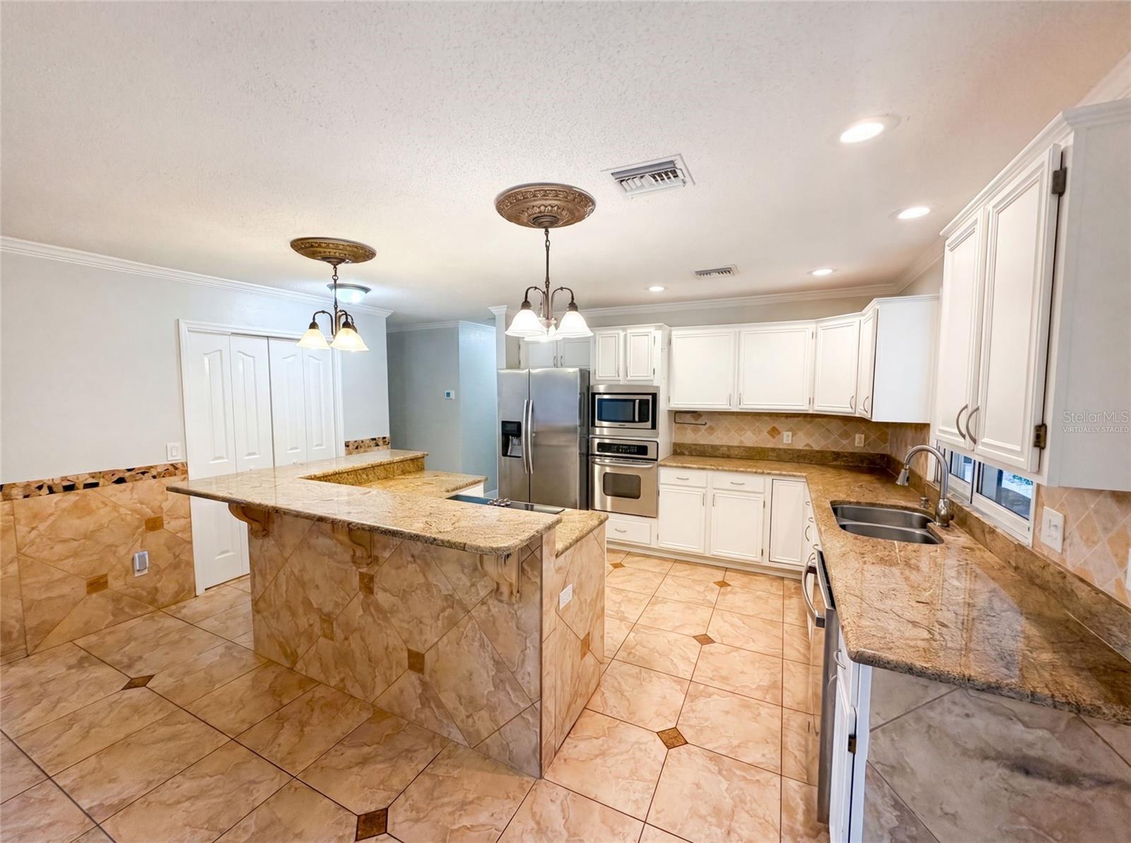300 SPRUCEWOOD RD — photo 2