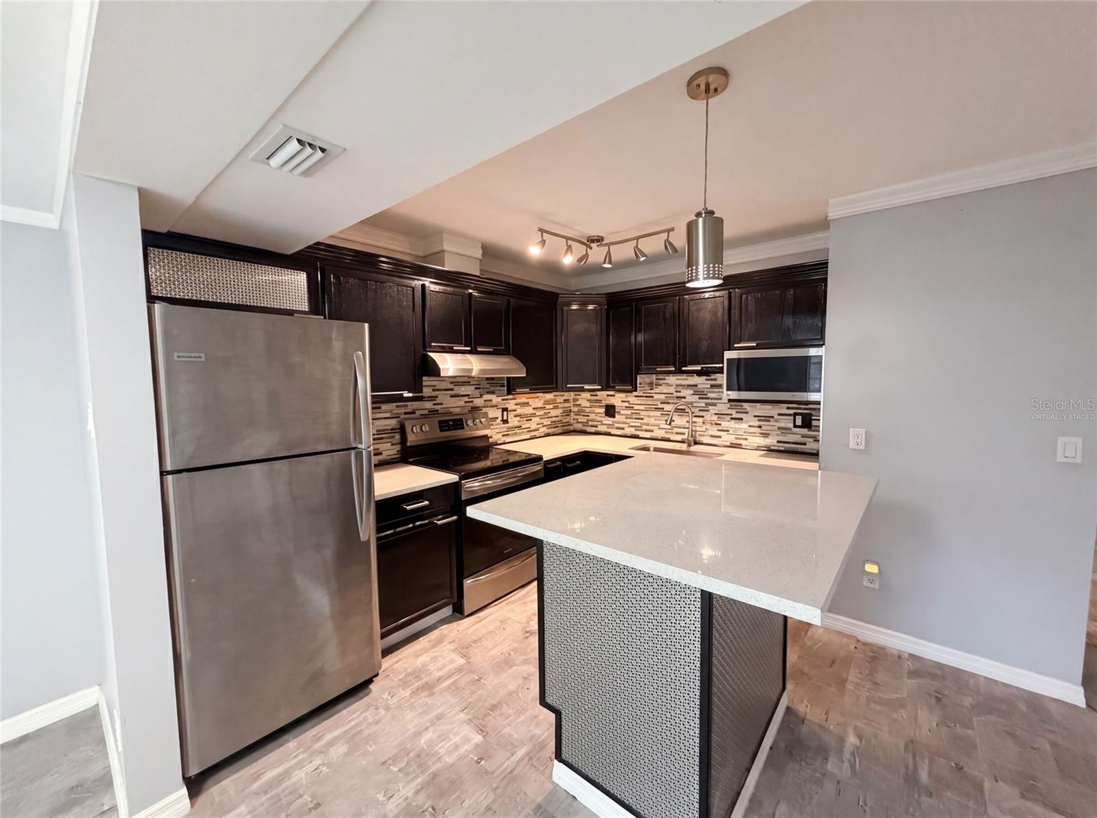 2308 S PARK AVE — photo 2