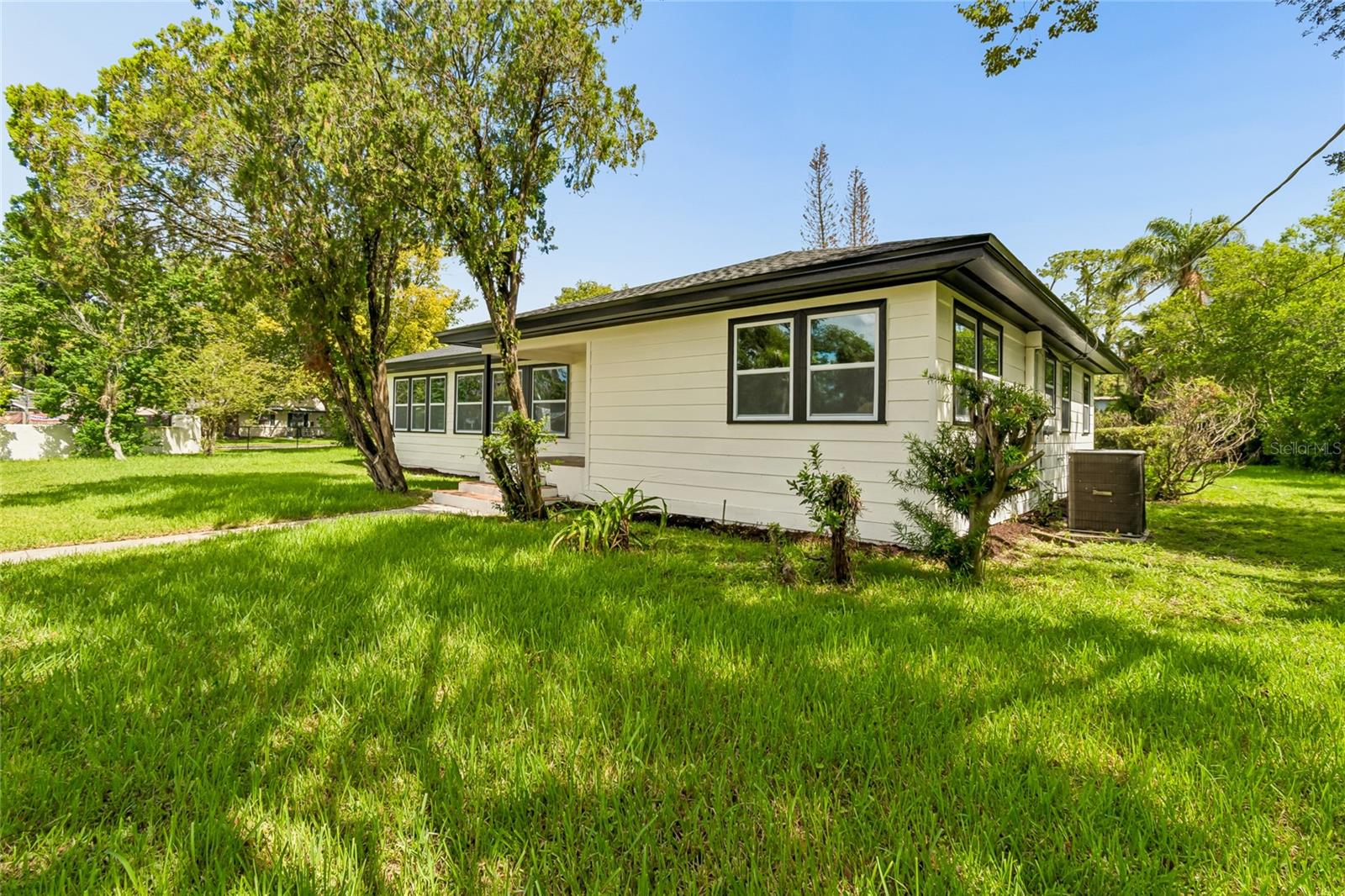 400 PLUMOSA DR — photo 2