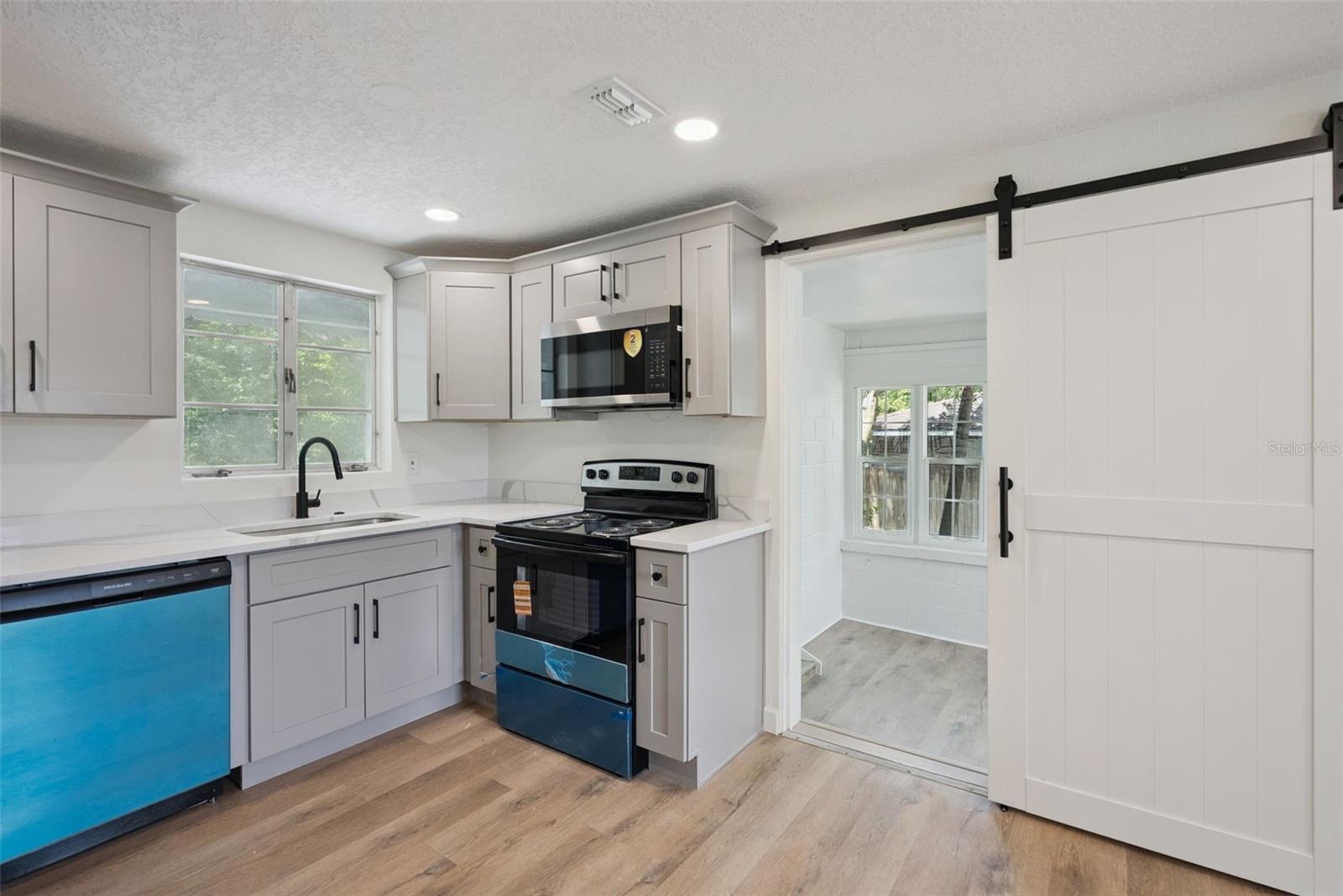 137 LUCERNE DR — photo 10