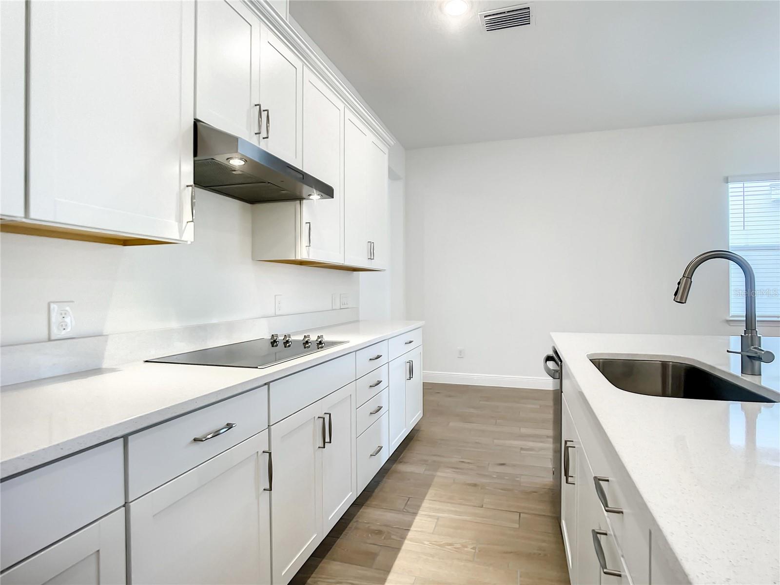 652 KIMBER LN — photo 4