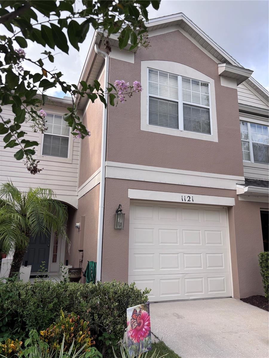 1121 LOYOLA CT