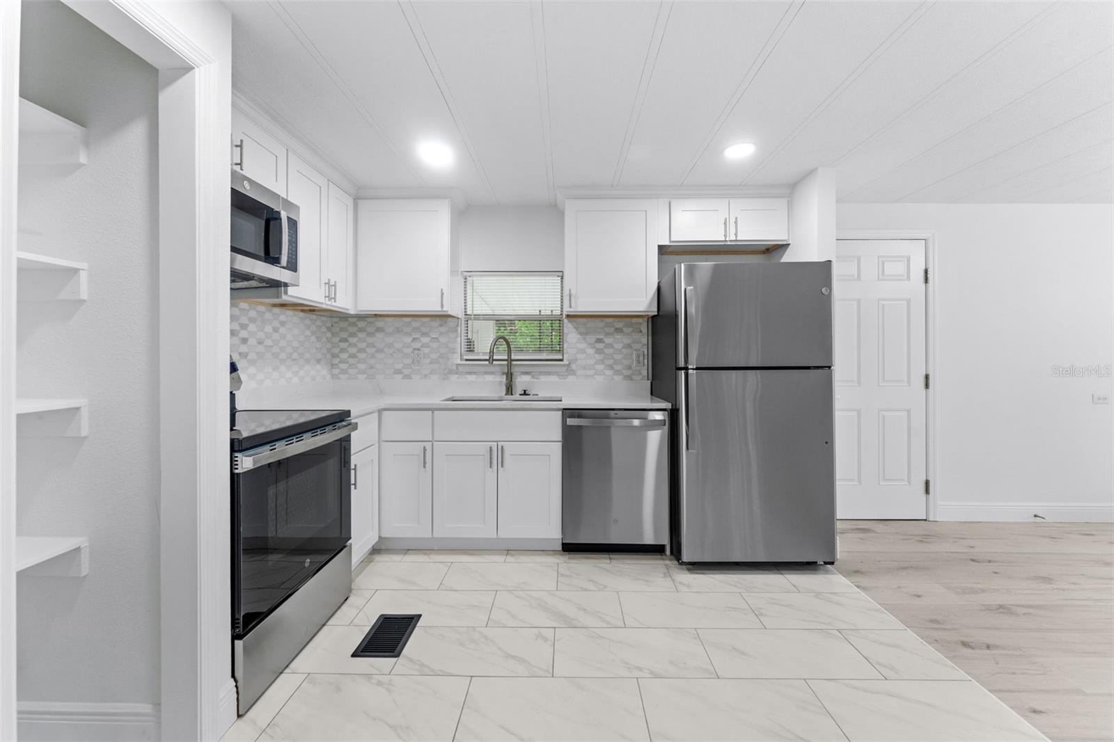 130 FLORENCE BLVD — photo 3