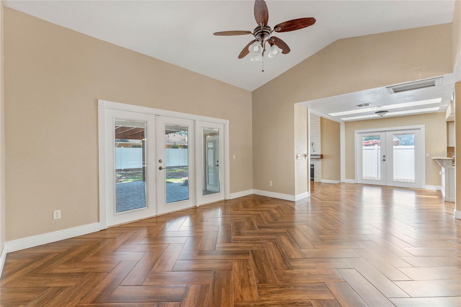 521 LAKESHORE CIR — photo 2