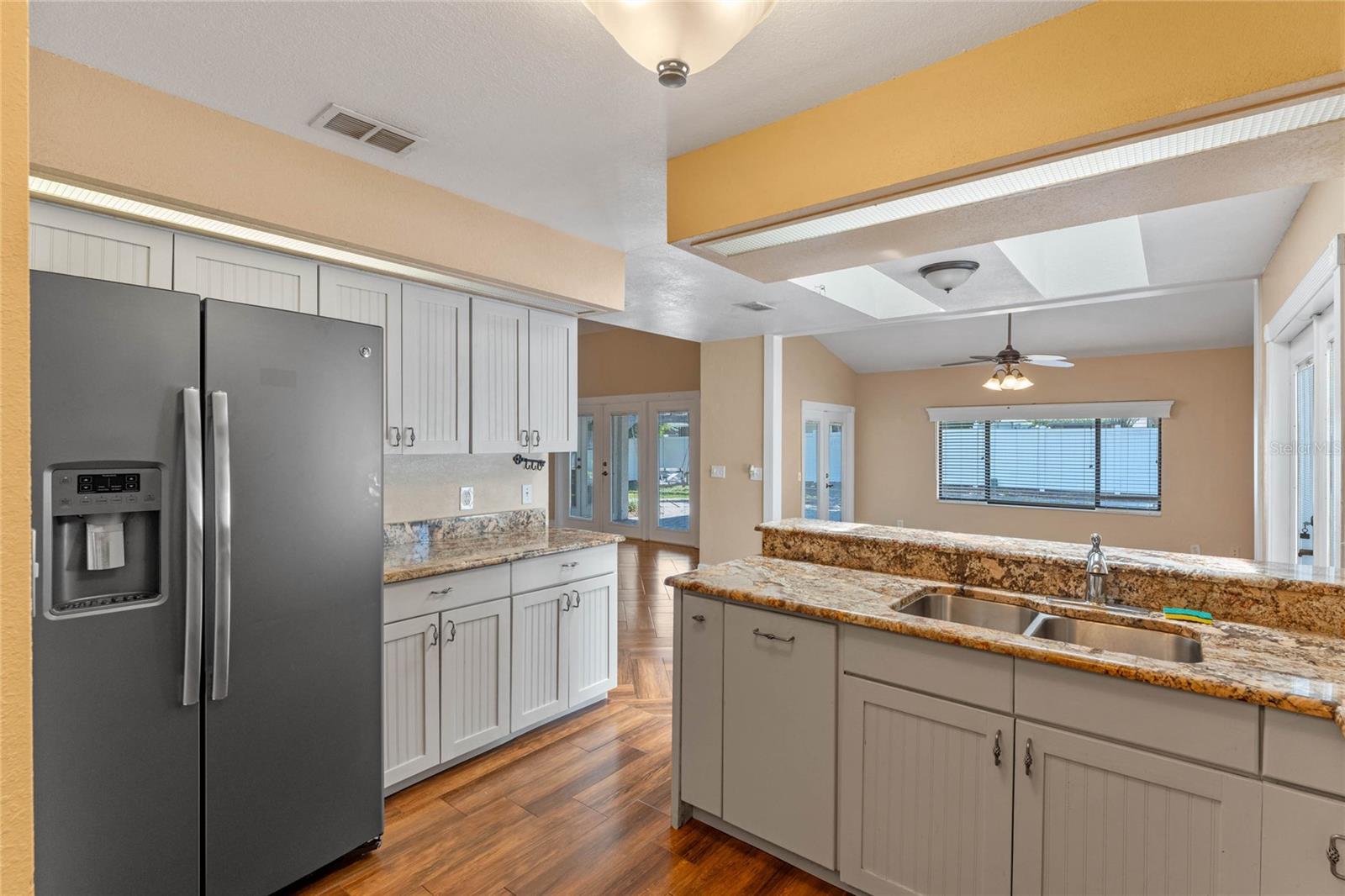 521 LAKESHORE CIR — photo 11