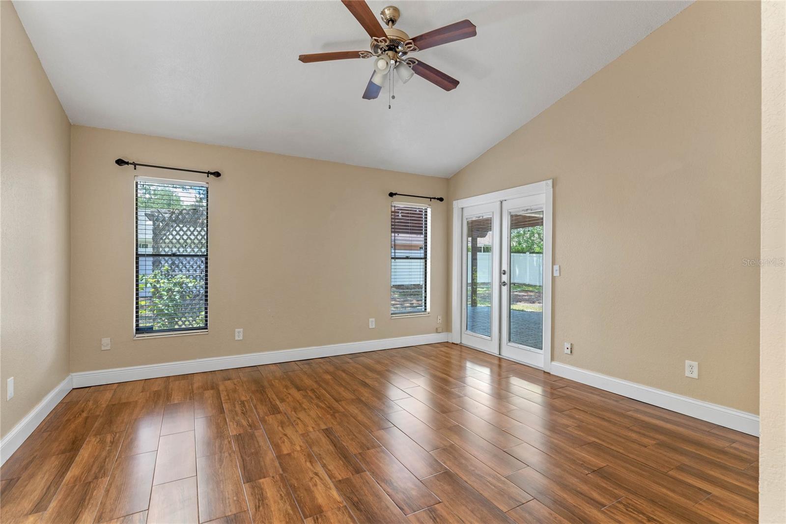 521 LAKESHORE CIR — photo 12