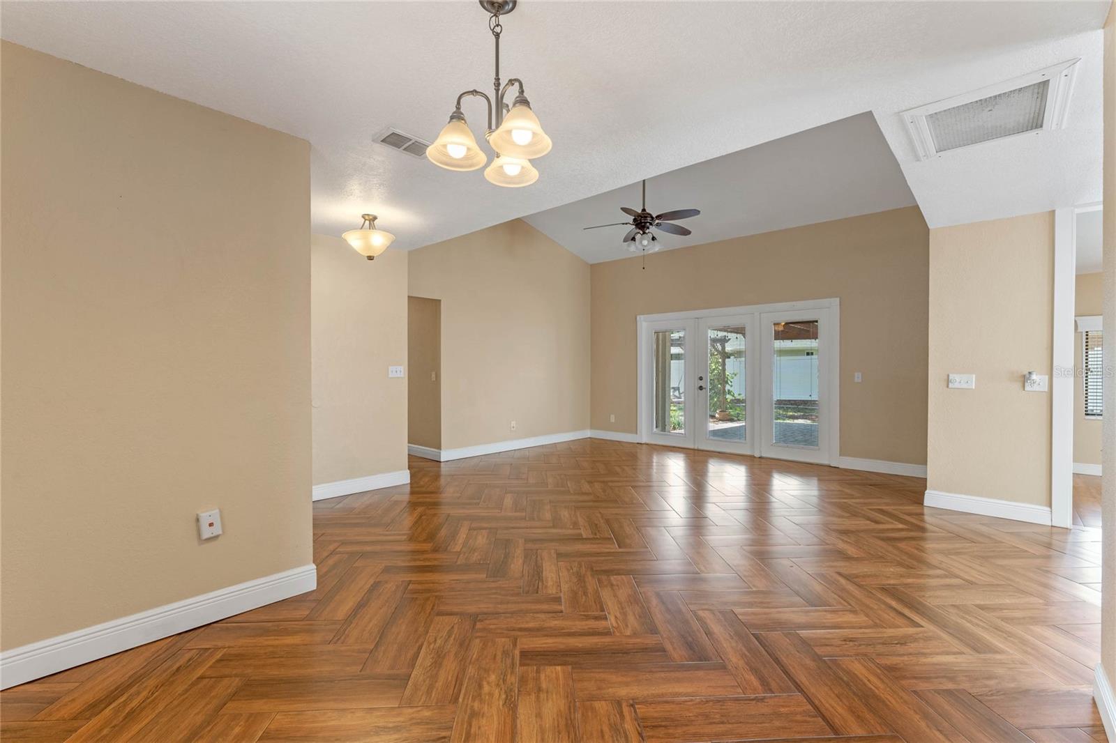 521 LAKESHORE CIR — photo 3