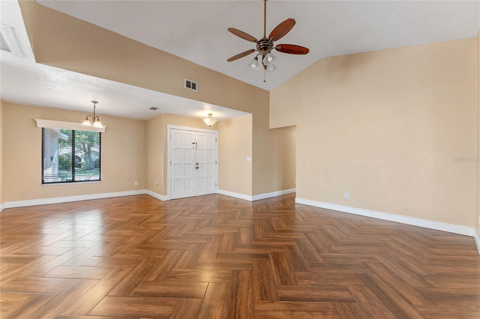 521 LAKESHORE CIR — photo 4