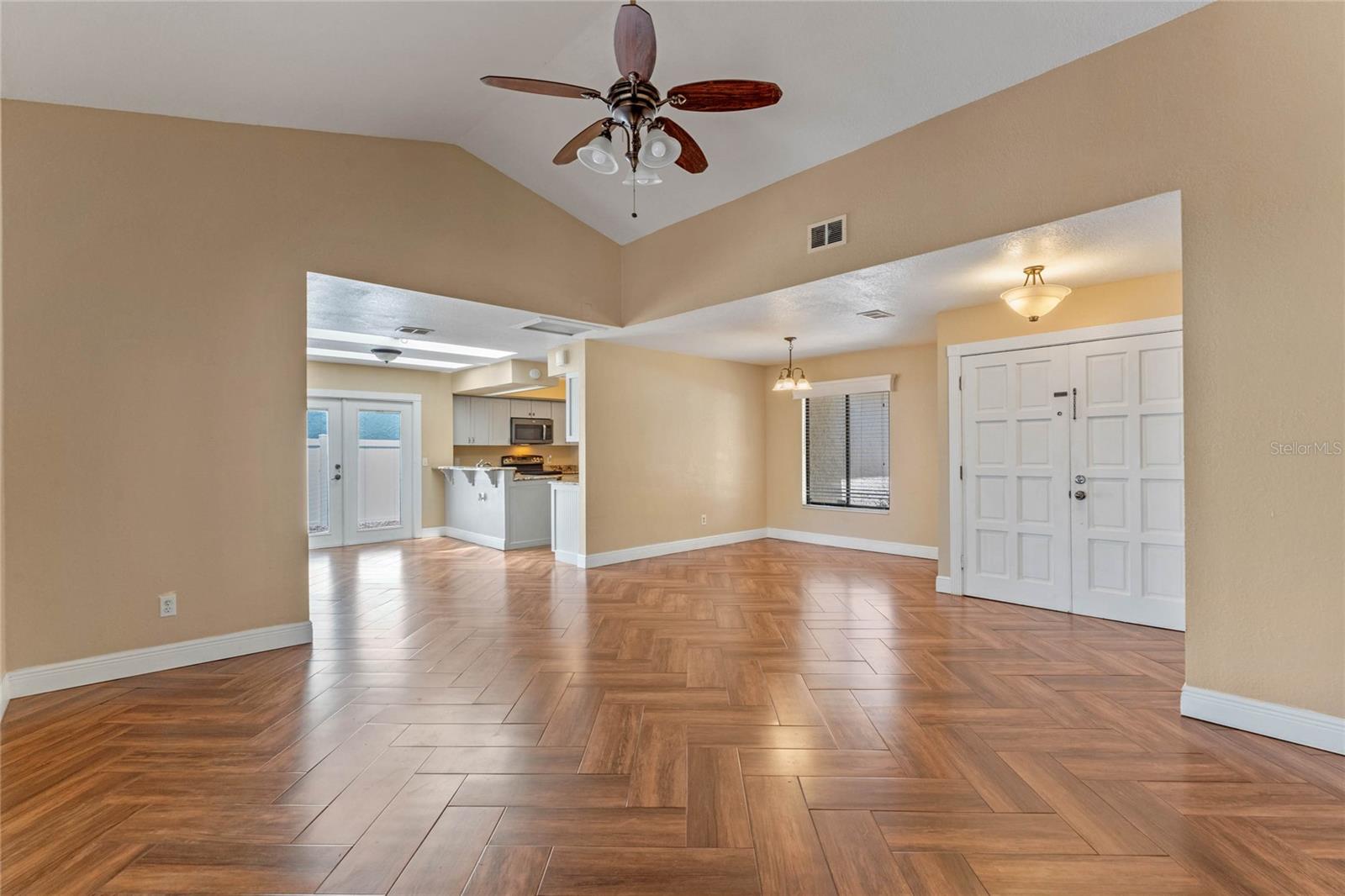 521 LAKESHORE CIR — photo 5