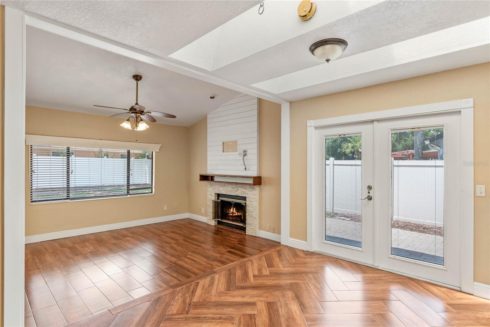 521 LAKESHORE CIR — photo 6