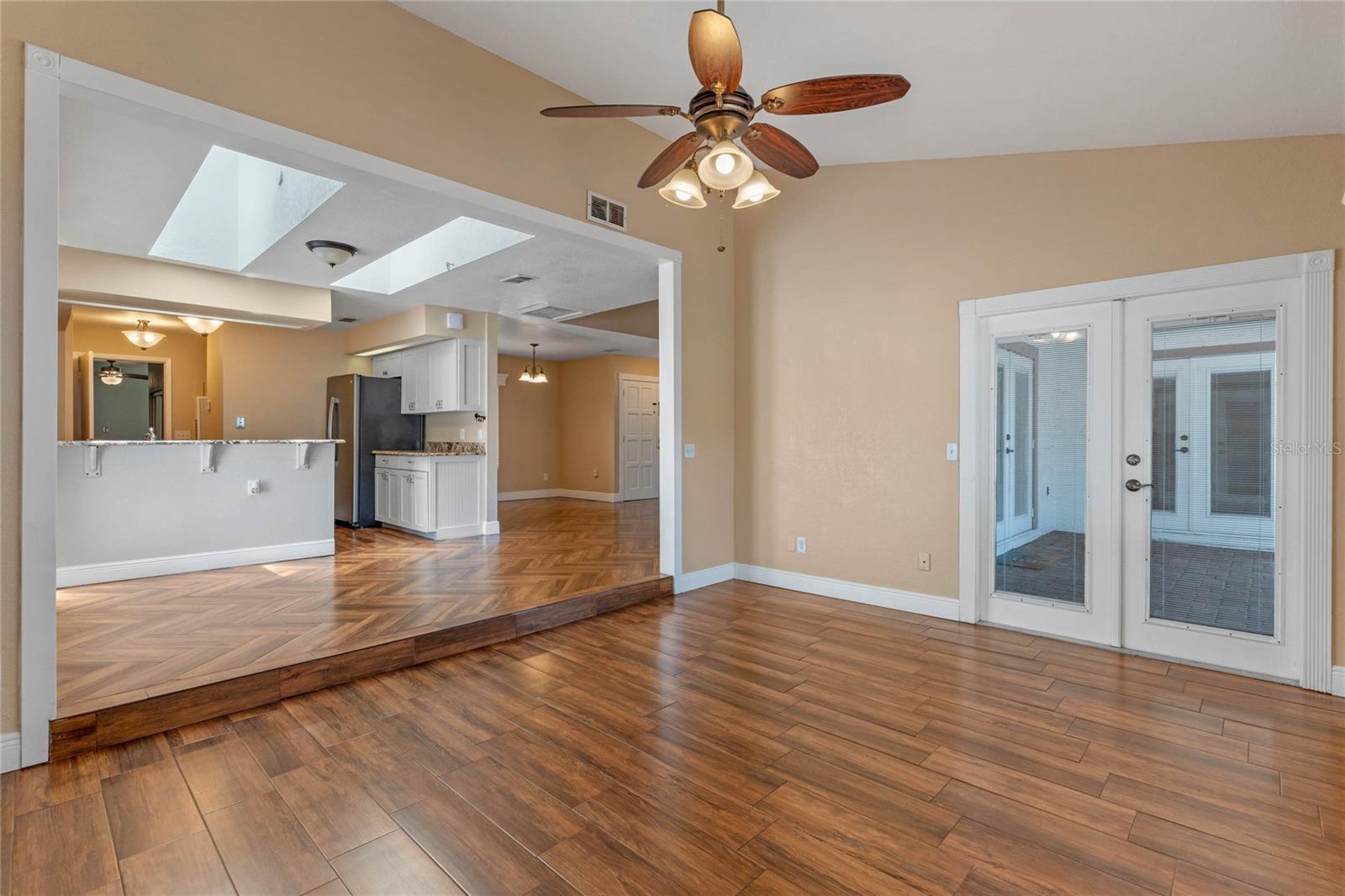 521 LAKESHORE CIR — photo 8