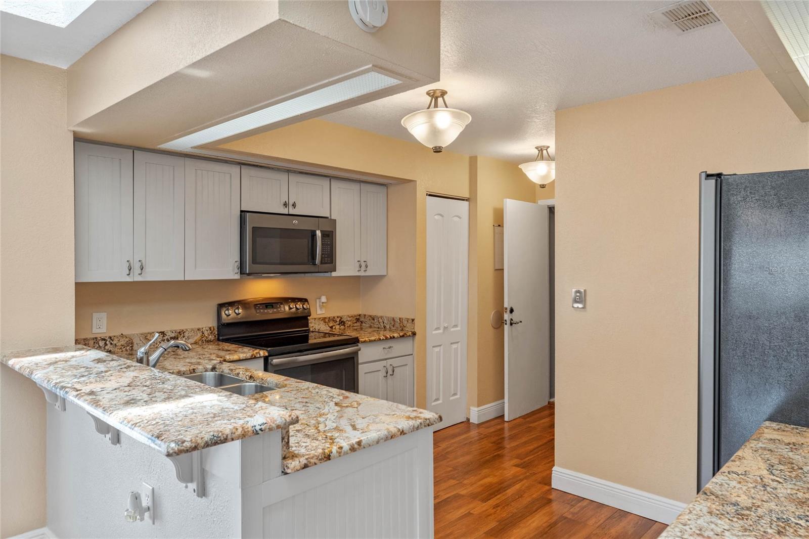 521 LAKESHORE CIR — photo 9