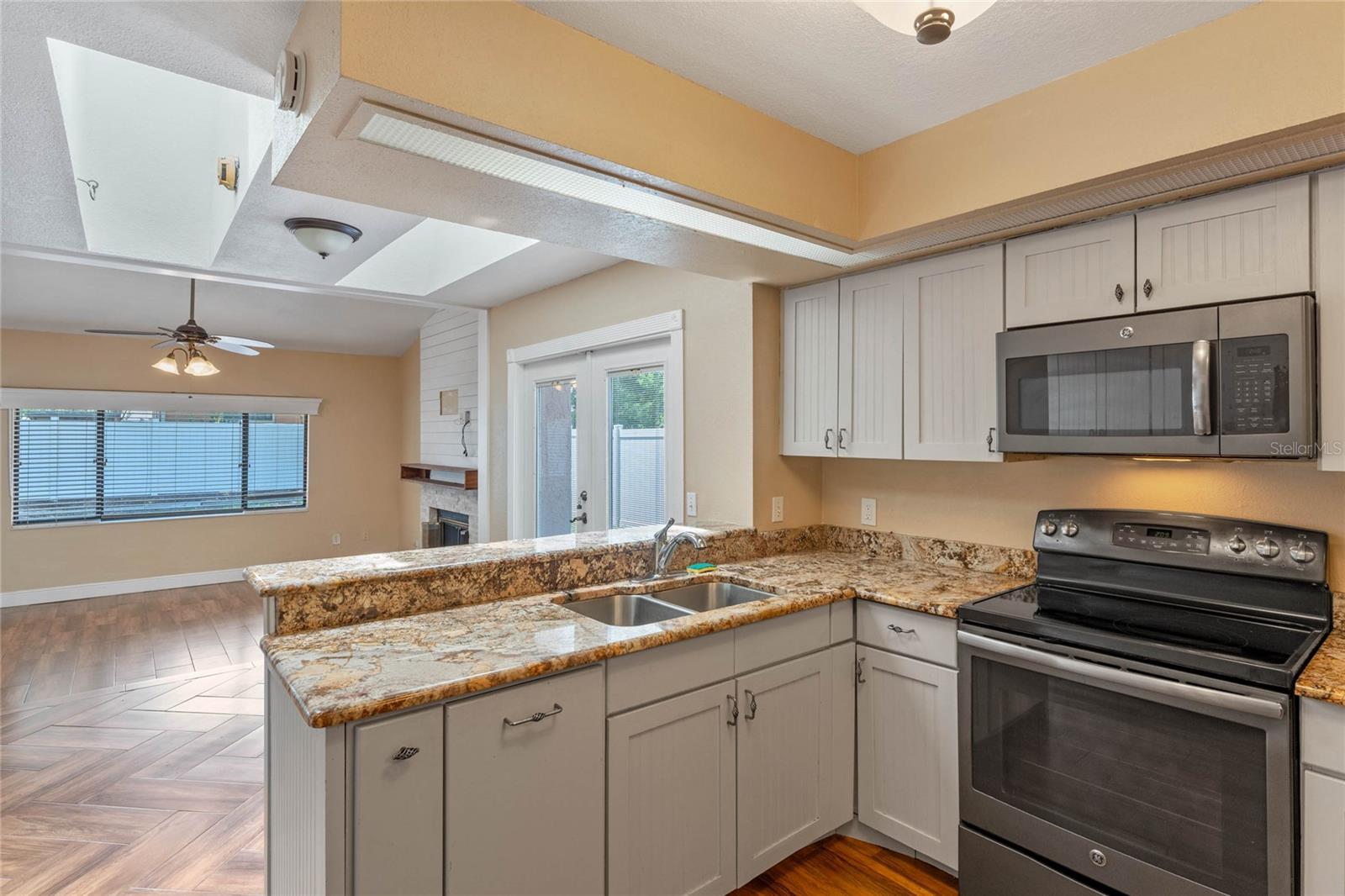 521 LAKESHORE CIR — photo 10