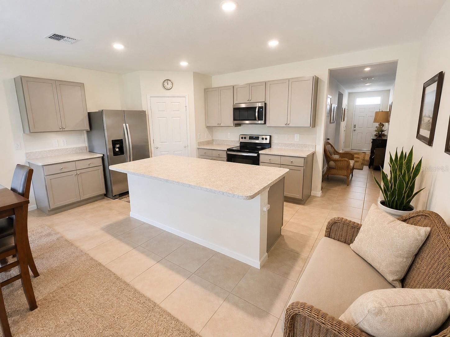 2711 NEVERLAND DR — photo 2